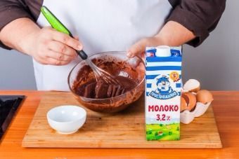 Шоколадная шарлотка с яблоками — инструкция по приготовлению, шаг 3