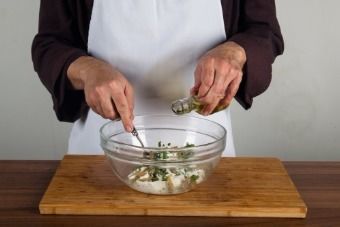 Рулетики из запеченного перца с начинкой из сметаны с пряными травами — инструкция по приготовлению, шаг 7