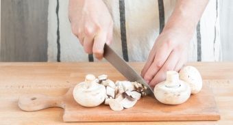 Жульен под крышечкой из теста — инструкция по приготовлению, шаг 3