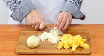 Картофельный суп с чесночными гренками — инструкция по приготовлению, шаг 4