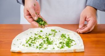 Роллы с красной рыбой и зеленью — инструкция по приготовлению, шаг 3