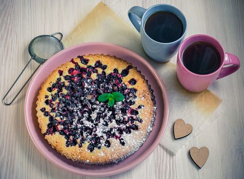 Песочный пирог с грушами и черной смородиной