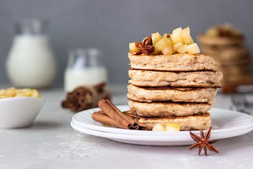 Оладьи с яблоками и корицей на кефире.