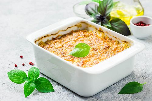 Запеканка с индейкой, брокколи и картофелем под соусом «Бешамель»